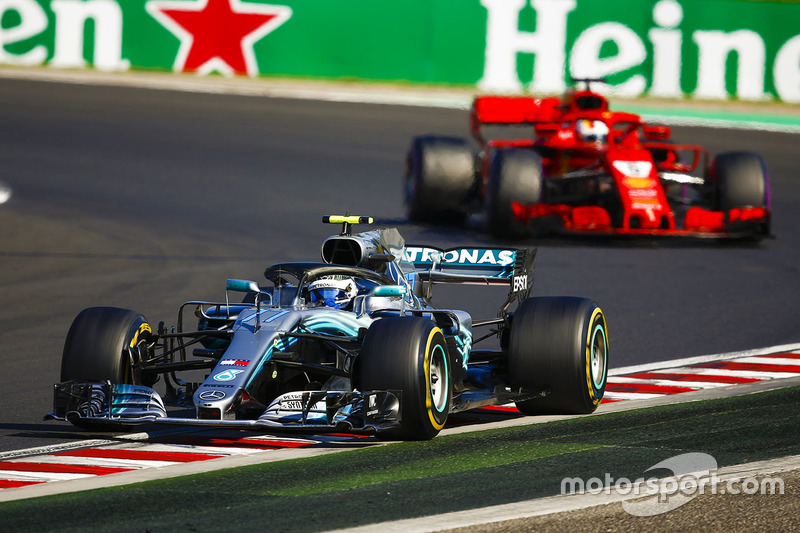 Valtteri Bottas, Mercedes AMG F1 W09, y Sebastian Vettel, Ferrari SF71H