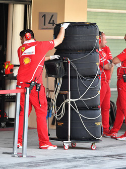 Ferrari mühendisleri ve Pirelli lastikleri