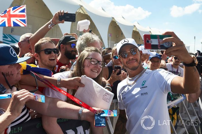Lewis Hamilton, Mercedes AMG F1, con algunos fans