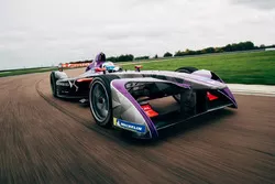 Coche de DSV-03 Fórmula E en acción