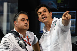 Ron Meadows, Mercedes AMG F1 manager del equipo y Toto Wolff, Mercedes AMG F1 Director de Motorsport