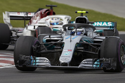 Valtteri Bottas, Mercedes AMG F1 W09, voor Marcus Ericsson, Sauber C37