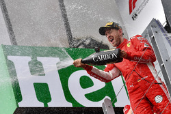 Racewinnaar Sebastian Vettel, Ferrari, op het podium