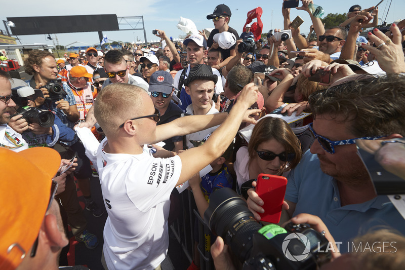 Valtteri Bottas, Mercedes AMG F1, signs autographs for fans