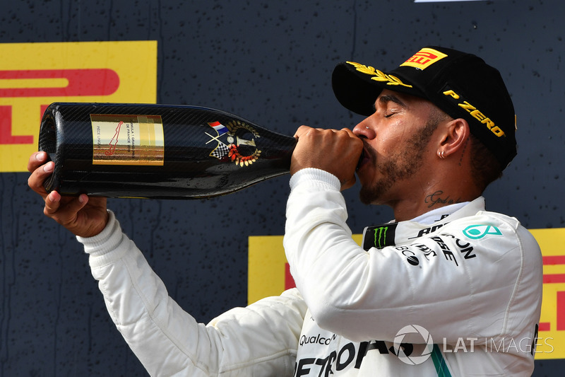 Race winner Lewis Hamilton, Mercedes-AMG F1 celebrates on the podium with the champagne