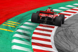 Sebastian Vettel, Ferrari SF71H, solleva scintille