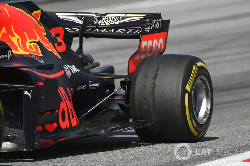 Blistering sulla ruota posteriore della monoposto di Daniel Ricciardo, Red Bull Racing RB14