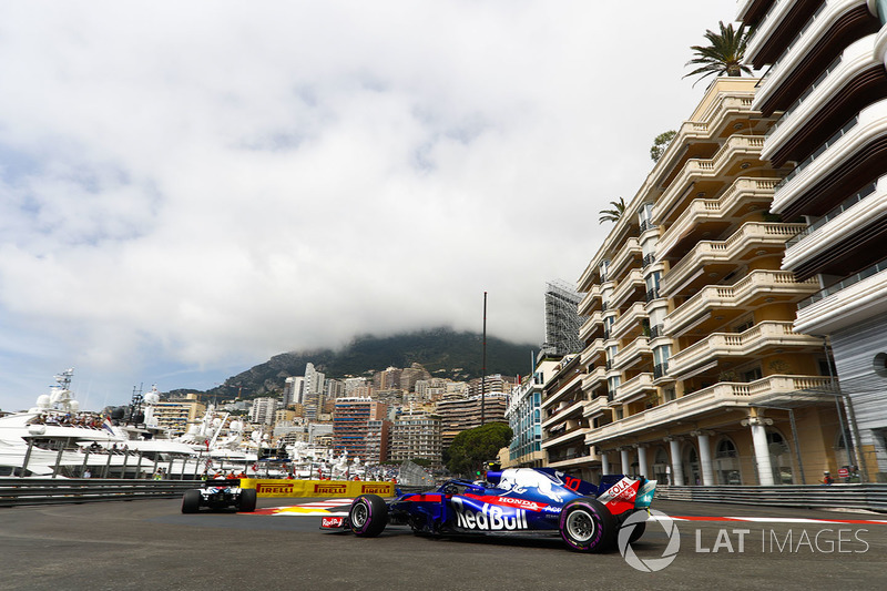 Pierre Gasly, Toro Rosso STR13, segue una Williams nella chicane