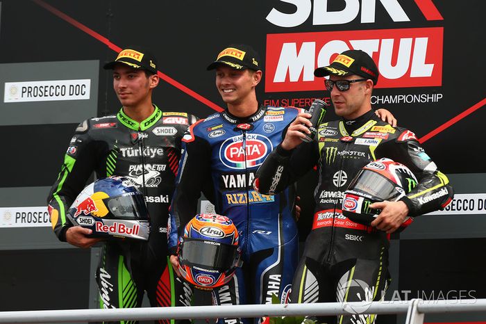 Podio: ganador de la carrera Michael van der Mark, Pata Yamaha, segundo lugar Toprak Razgatlioglu, Kawasaki Puccetti Racing, tercer lugar Jonathan Rea, Kawasaki Racing