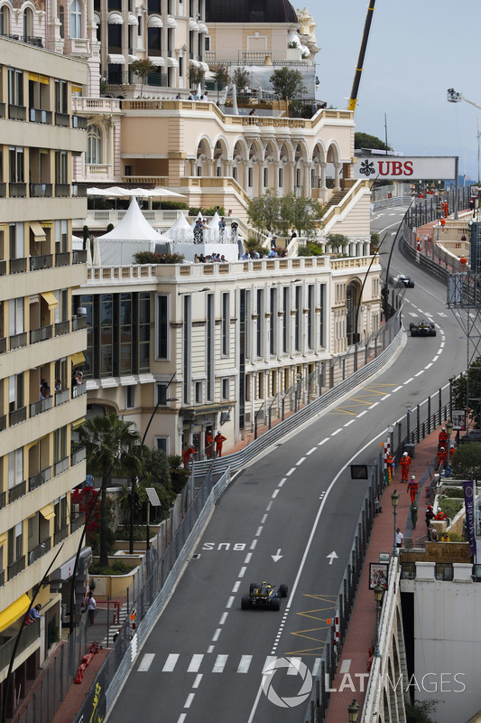 Nico Hulkenberg, Renault Sport F1 Team R.S. 18, leads Carlos Sainz Jr., Renault Sport F1 Team R.S. 18