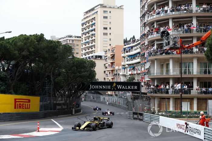 Carlos Sainz Jr., Renault Sport F1 Team R.S. 18, delante de Sergio Perez, Force India VJM11