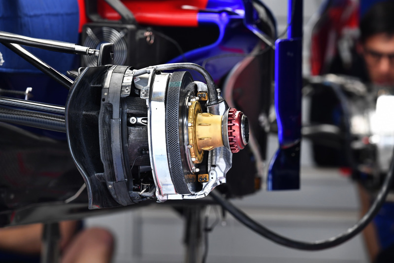 Detalle del eje soplado y del freno delantero del Toro Rosso STR13