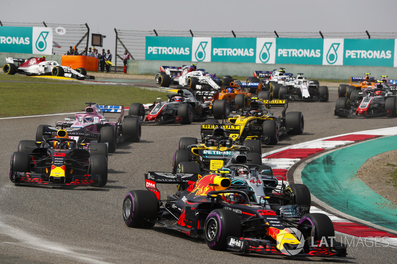 Max Verstappen, Red Bull Racing RB14 Tag Heuer, Lewis Hamilton, Mercedes AMG F1 W09, Daniel Ricciardo, Red Bull Racing RB14 Tag Heuer, Nico Hulkenberg, Renault Sport F1 Team R.S. 18, Sergio Perez, Force India VJM11 Mercedes, and the remainder of the field at the start of the race