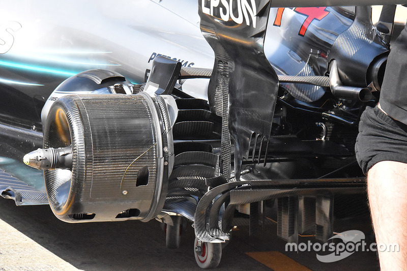 Rem belakang Mercedes AMG F1 W09
