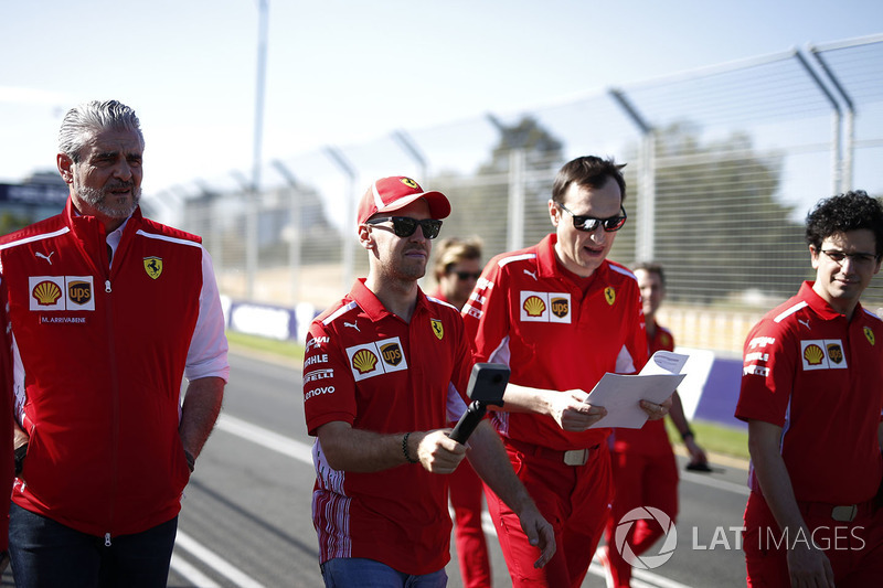 Sebastian Vettel, Ferrari, Riccardo Adami, ingegnere di pista Ferrari, Maurizio Arrivabene, Team Principal Ferrari, camminano lungo il circuito
