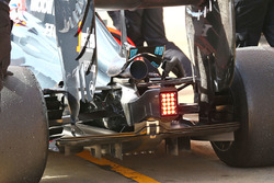 Alerón trasero del McLaren MP4-31 y escape detalle