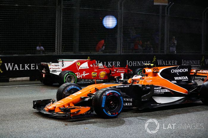 Stoffel Vandoorne, McLaren MCL32 pasa a Sebastian Vettel, Ferrari SF70H después de chocar con el muro