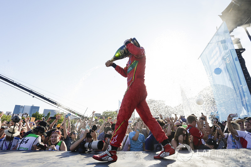 Lucas di Grassi, ABT Schaeffler Audi Sport, celebra en el podio