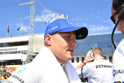 Гонщик Mercedes AMG F1 Валттери Боттас и гоночный инженер Тони Росс