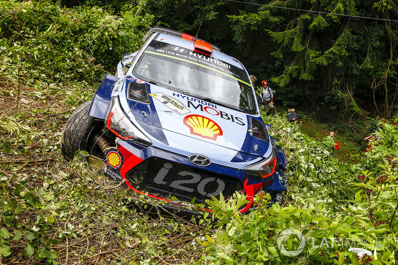 После аварии: Дани Сордо и Марк Марти, Hyundai i20 Coupe WRC