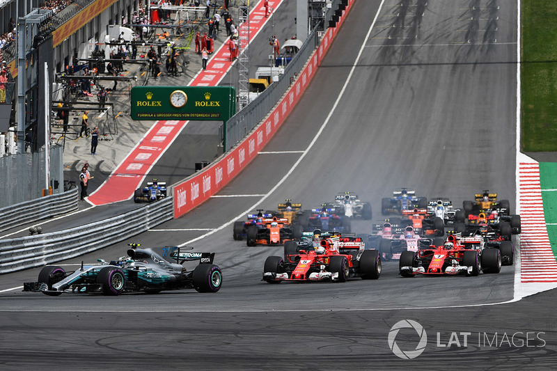 Валттері Боттас, Mercedes AMG F1 W08, лідирує на старті