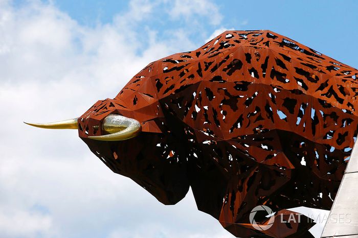 Una escultura de un toro