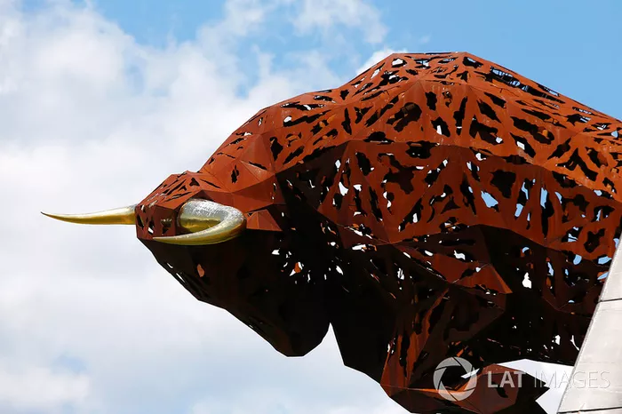 Una escultura de un toro
