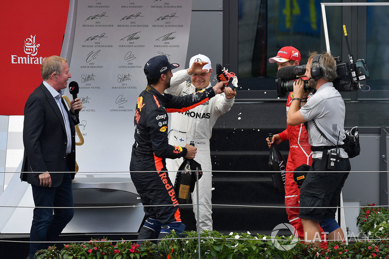 Daniel Ricciardo, Red Bull Racing fait un shoey, Valtteri Bottas, Mercedes AMG F1 et Sebastian Vettel, Ferrari sur le podium