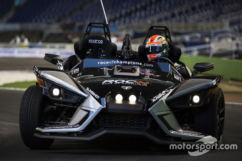 James Hinchcliffe maneja el Polaris Slingshot SLR