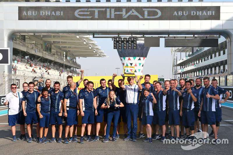 Williams presented with the DHL fastest pit stop trophy