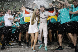 Nico Rosberg, Mercedes AMG F1 met vrouw Vivian en het team