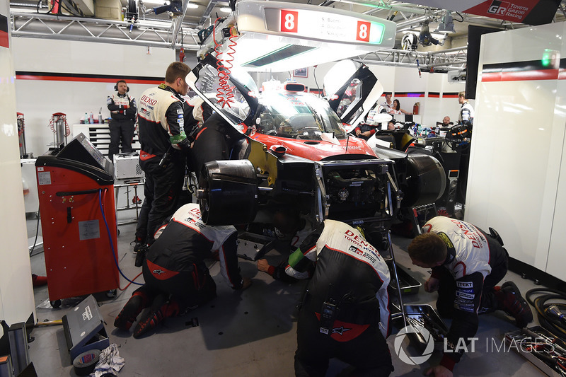 #8 Toyota Gazoo Racing Toyota TS050 Hybrid: Anthony Davidson, Sébastien Buemi, Kazuki Nakajima is repaired