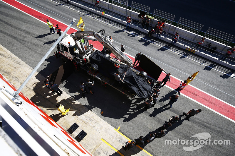 El McLaren MCL32 de Fernando Alonso vuelve al pitlane en un camión