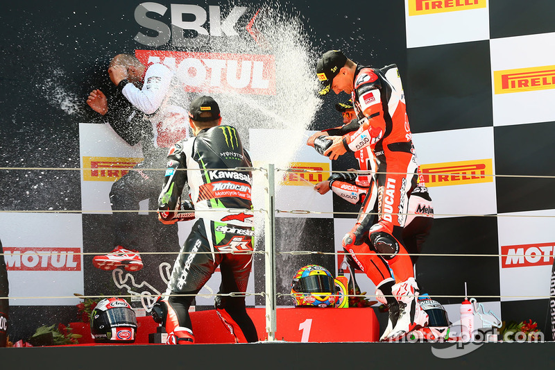 Podium: ganador de la carrera Chaz Davies, Ducati Team, segundo clasificado Jonathan Rea, Kawasaki Racing, tercer clasificado Marco Melandri, Ducati Team