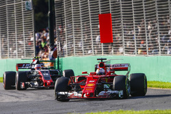 Sebastian Vettel, Ferrari SF70H, devant Kevin Magnussen, Haas F1 Team VF-17