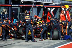 Max Verstappen, Red Bull Racing RB13, hace una parada en pits
