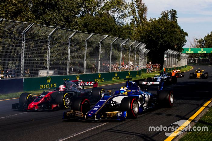 Marcus Ericsson, Sauber C36 y Kevin Magnussen, Haas F1 Team VF-17