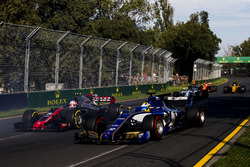 Маркус Эрикссон, Sauber C36, и Кевин Магнуссен, Haas F1 VF-17