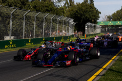 Carlos Sainz Jr., Scuderia Toro Rosso STR12, devant Romain Grosjean, Haas F1 Team VF-17