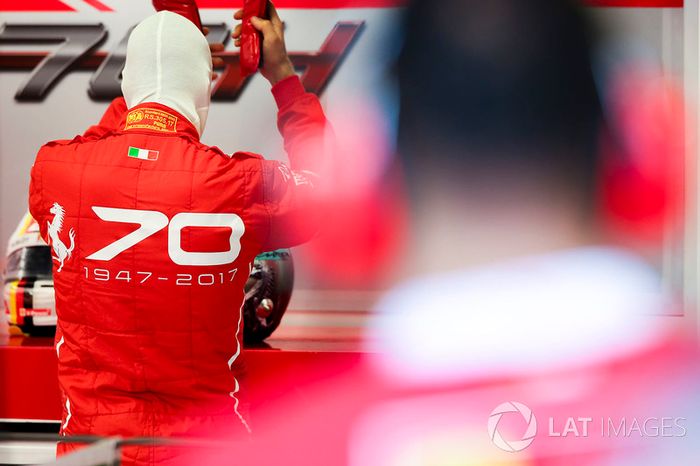 Sebastian Vettel, Ferrari, con diseño de 70 aniversario de Ferrari en su monex