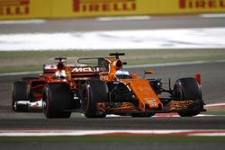 Fernando Alonso, McLaren MCL32, devant Sebastian Vettel, Ferrari SF70H