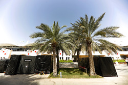 Les conteneurs McLaren dans le paddock
