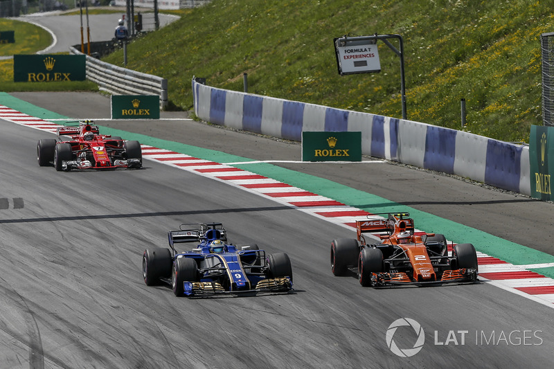 Stoffel Vandoorne, McLaren MCL32 ve Marcus Ericsson, Sauber C36