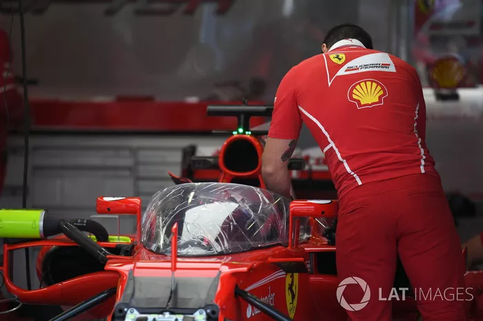Ferrari SF70-H con el escudo de la cabina