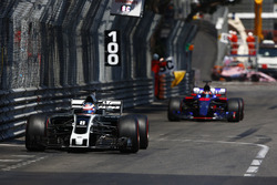 Romain Grosjean, Haas F1 Team VF-17, Daniil Kvyat, Scuderia Toro Rosso STR12