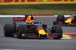 Max Verstappen, Red Bull Racing RB13, vor Daniil Kvyat, Scuderia Toro Rosso STR12