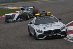 Safety-Car vor Lewis Hamilton, Mercedes AMG F1 W08