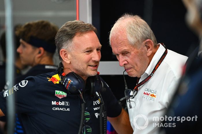 Christian Horner, director del equipo Red Bull Racing, habla con Helmut Marko, asesor de Red Bull Racing. 