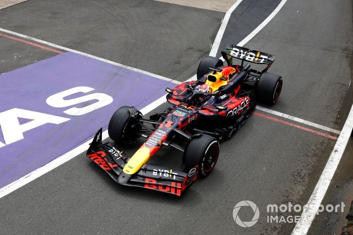 Max Verstappen, Red Bull Racing RB20, sale de boxes