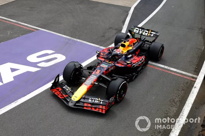 Max Verstappen, Red Bull Racing RB20, sale de boxes